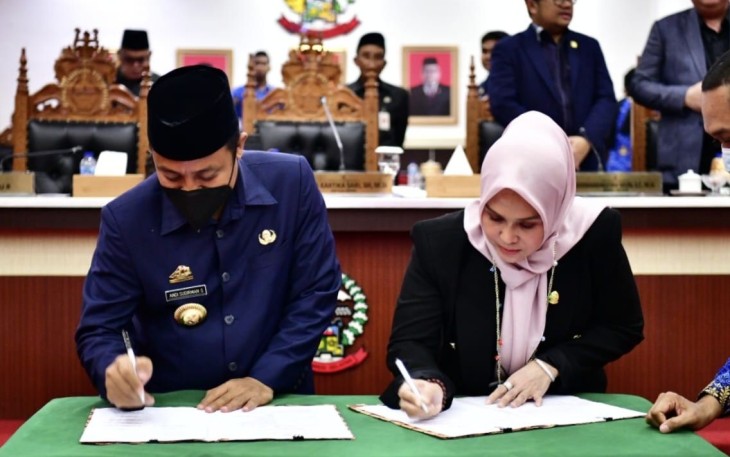 Gubernur Sulsel Andi Sudirman saat meneken penetapan APBD tahun 2023 di Makassar 