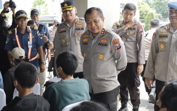 Kapolda Jatim Irjen Pol Toni Harmanto berdialog bersama warga peserta vaksin di GSN Tanjung Perak. Rabu (30/11) 