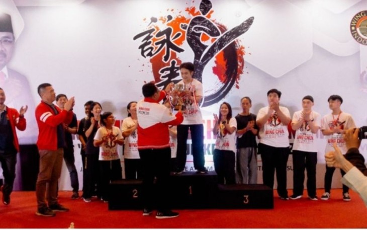 Ketum federasi Wing Chun Indonesia Yaqut Cholil Qoumas serahkan piala Turnamen Wing Chun