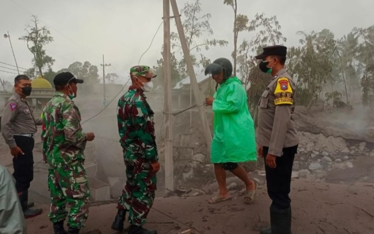 Kapolres Lumajang AKBP Dewa Putu Eka D saat menutup jalur penyebrangan Curah Kobokan