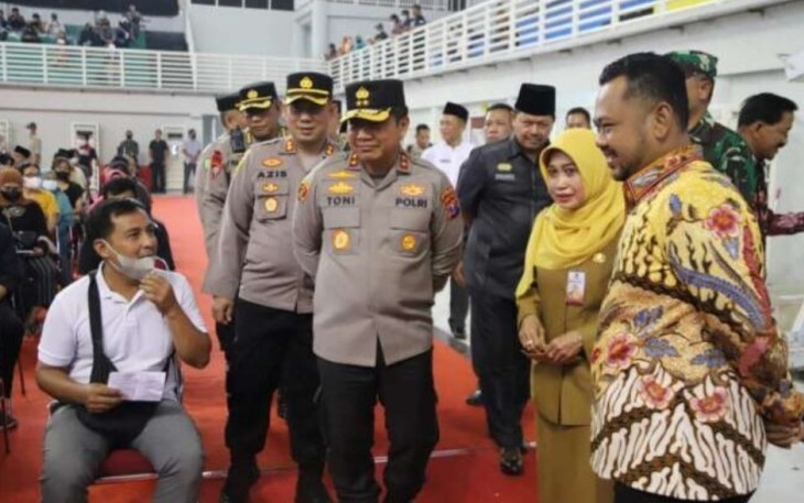 Kapolda Jatim Irjen Pol Toni Harmanto berdialog dengan warga peserta vaksinasi booster. Selasa (6/12)