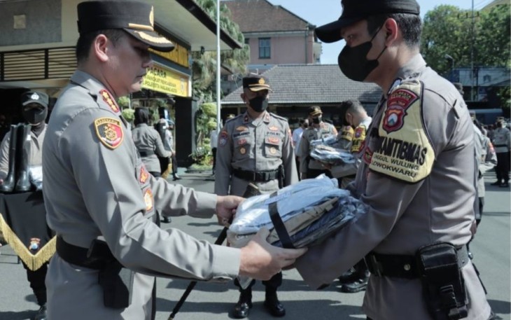 Kapolresta Malang Kota Kombes Pol Budi Hermanto saat memberikan peralatan bencana ke Bhabinkamtibmas. Rabu (7/12)