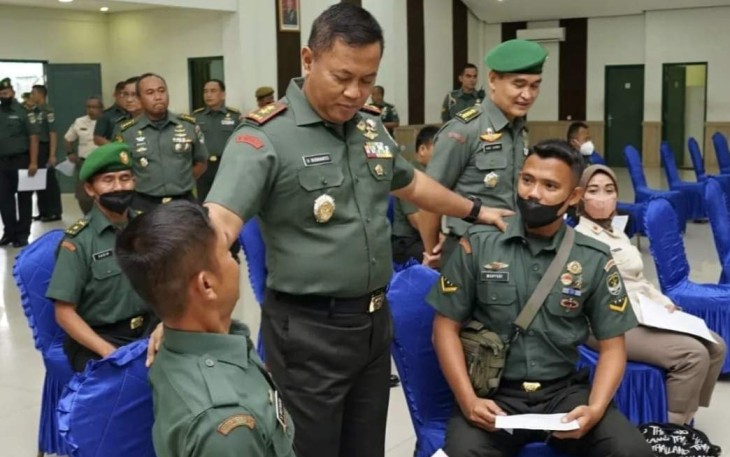 Pangdam Jaya Mayjen TNI Untung Budiharto bersama gubernur DKI Jakarta Anies Baswedan saat meninjau pelaksanaan donor darah, Rabu (7/12)