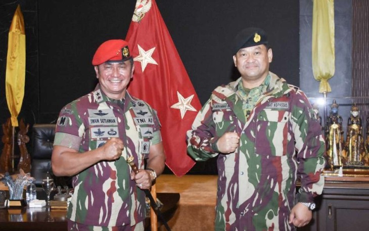 Danjen Kopassus Mayjen TNI Iwan Setiawan bersama Panglima Brunei Darussalam Major General Dato Paduka Seri Haji Mohammad Haszaimi Bin Bol Hasan di Mako Kopassus Cijantung Jakarta, Selasa (6/12)