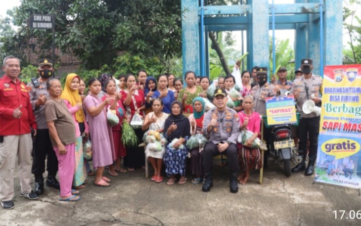 Kapolres Blitar AKBP Adhitya Panji Anom bersama masyarakat-masyarakat saat salurkan program SAPIMAS di desa Birowo. Rabu (7/12)