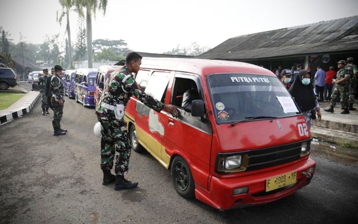 Angkot berbaris membawa warga terdampak gempa menerima bantuan presiden di Mako Yonif Raider 300/Bjw, Kabupaten Cianjur, Kamis (8/12) pagi