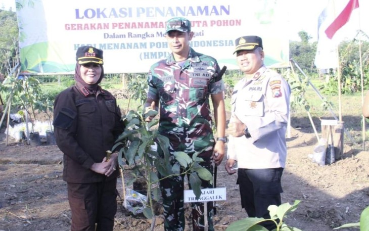 Dandim 0806/Trenggalek Letkol Kav Peddy Adi Prasetyo bersama Forkopimda Trenggalek 