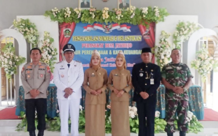 Danramil Wonoasri saat foto bersama perangkat desa