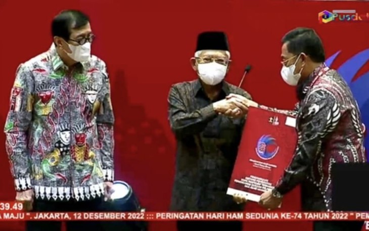Wapres RI KH Ma'ruf Amin saat memberikan penghargaan untuk Kejagung RI yang diterima Wakil Jaksa Agung Dr Sunarta di Jakarta, Senin (12/12)