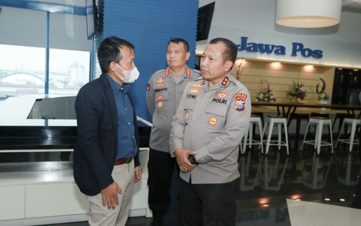 Kapolda Jatim Irjen Pol Toni Harmanto saat berdialog dengan pimred Jawa Pos di Surabaya, Senin (12/12)