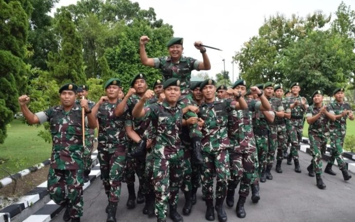 Danyonarmed 11 Kostrad Kolonel Arm Rizal Analdie saat diarak prajurit Yonarmed 12 Kostrad, Ngawi, Rabu (14/12)