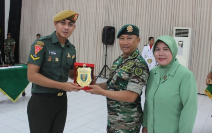 Dandenma 2 Kostrad Mayor Arm Sumarsono saat memberikan cenderamata prajuritnya pindah satuan. Jum'at (16/12)