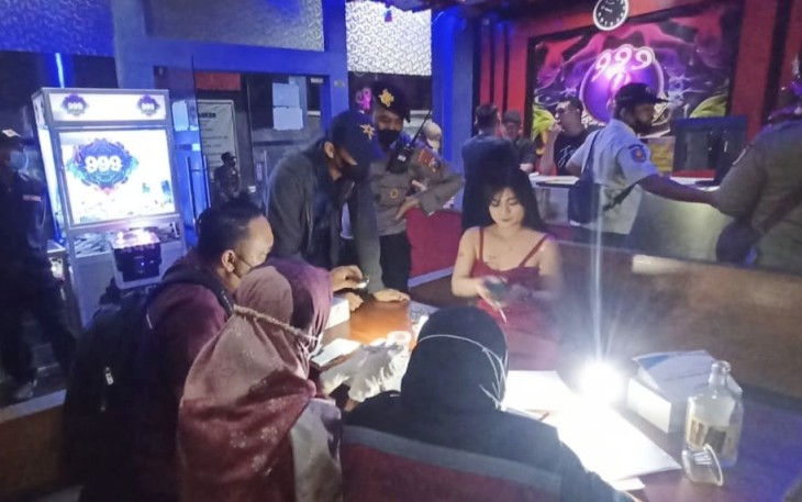 Razia tempat hiburan malam di wilayah hukum Polres Blitar Kota, Sabtu (17/12)