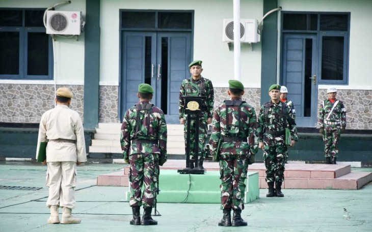 Kasilog Korem 181/PVT Kolonel Cba Roni Kurniawan saat pimpin upacara bendera 17an di Korem 181/PVT, Senin (19/12)