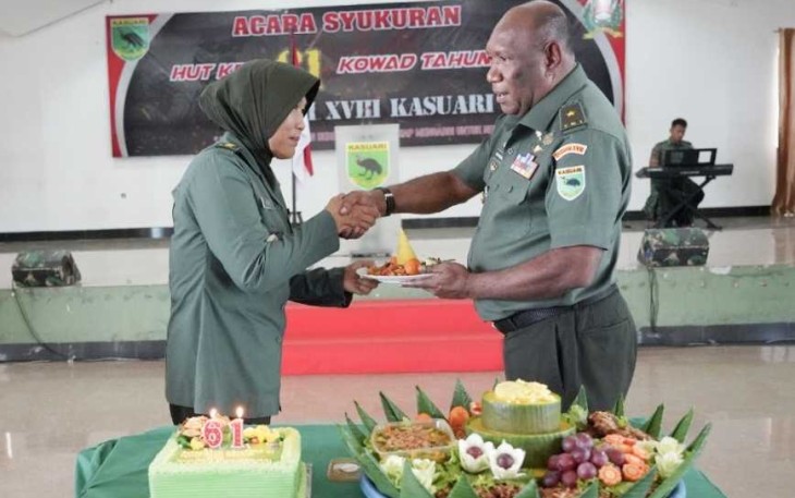 Kasdam Kasuari Brigjen TNI Yusuf Ragainaga saat memberikan nasi tumpeng HUT Kowad Ke-61, Kamis (22/12)