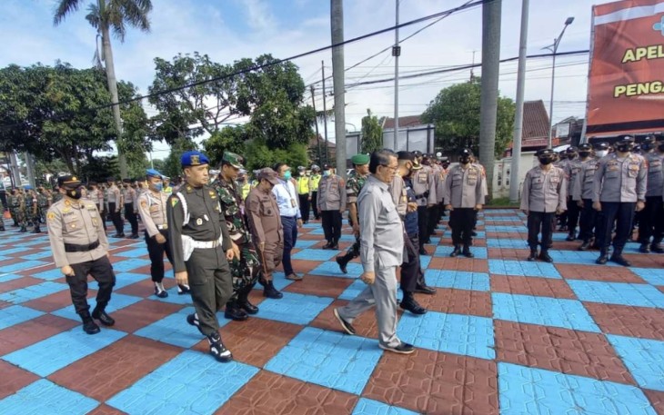 Danlanud Sugiri Sukani Letkol Pnb Supardo Butarbutar saat pengecekan pasukan gabungan Operasi Lilin Lodaya 2022