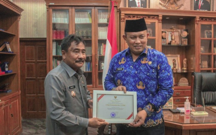 Kalapas Binjai Theo Adrianus saat menerima piagam penghargaan dari Wali Kota Binjai 