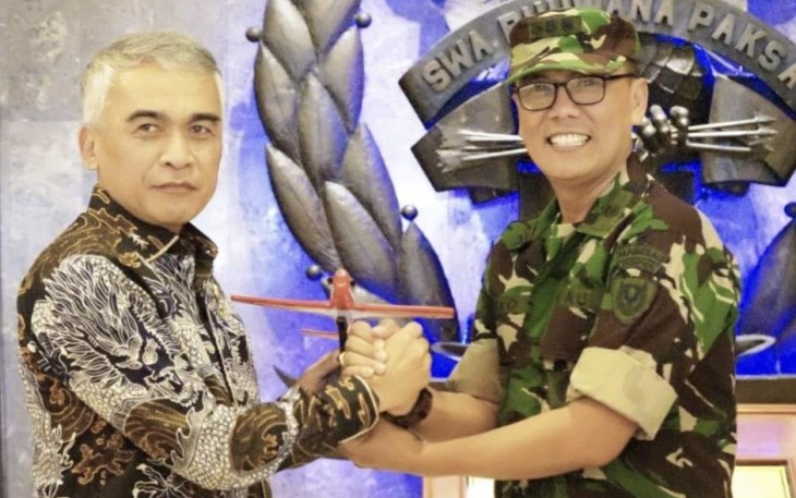 Kamuspusdirla Kolonel Sus Yuto Nugroho memberikan cenderamata 