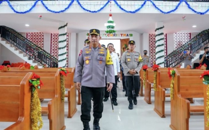 Kapolri Jenderal Listyo Sigit Prabowo saat meresmikan rumah ibadah di Kepri, Jumat (23/12)