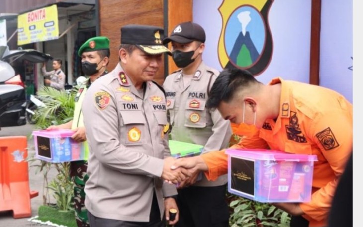 Kapolda Jatim Irjen Pol Toni Harmanto saat memberikan bingkisan personel pos PAM di Nganjuk 