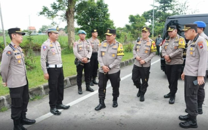 Kapolda Jatim Irjen Pol Toni Harmanto saat mengunjungi pos pengamanan Nataru di Mojokerto 