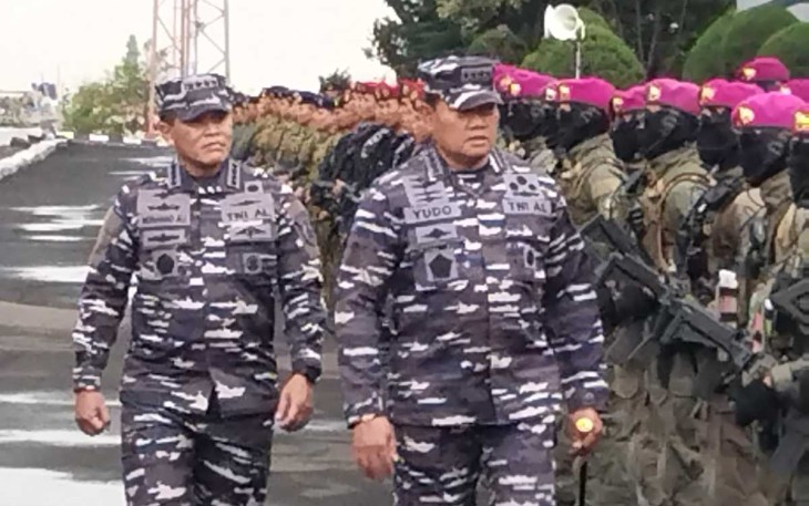 Panglima TNI Laksamana Yudo Margono bersama Kasal Laksamana TNI Muhammad Ali saat inspeksi pasukan di dermaga Sunda Pondok Dayung, Jakarta, Rabu (28/12)