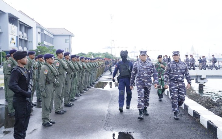 Panglima TNI Laksamana Yudo Margono saat Admiral Inspection di dermaga Pondok Dayung Jakarta, Rabu (28/12)