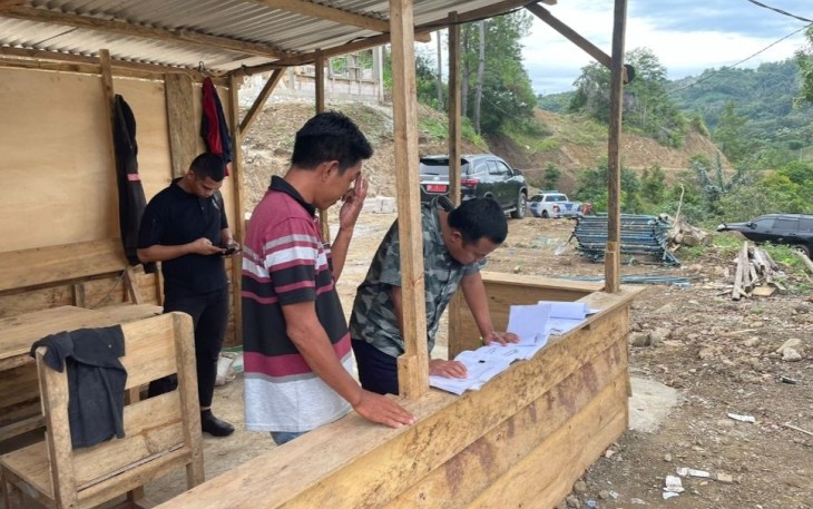 Gubernur Sulsel Andi Sudirman saat pengecekan site plane pengembangan wisata Buttu Macca Kabupaten Enrekang, Rabu (28/12)