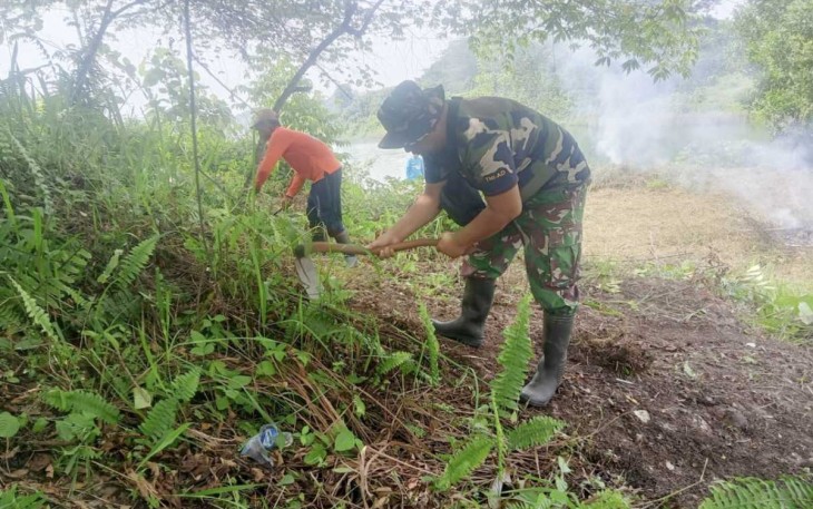 Gotong-royong bersihkan lingkungan 