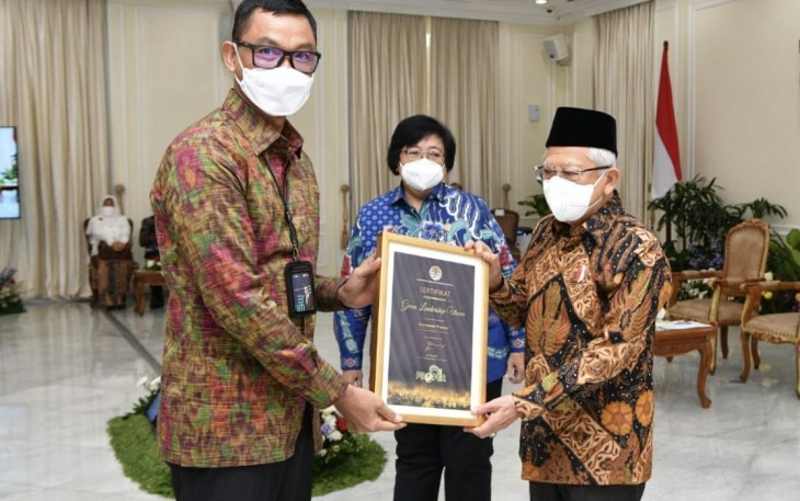 Dirut PLN Darmawan Prasodjo saat menerima penghargaan dari Wapres KH Ma'aruf Amin di Jakarta, Kamis (29/12)