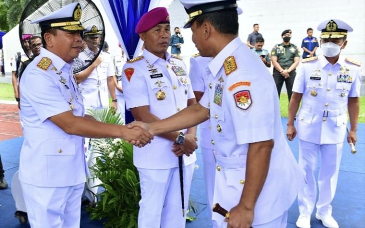 Pangkoarmada III Laksamana Muda TNI Irvansyah saat berjabat tangan dengan Kasal Laksamana TNI Muhammad Ali usai sertijab di Mabesal Cilangkap, Jakarta 