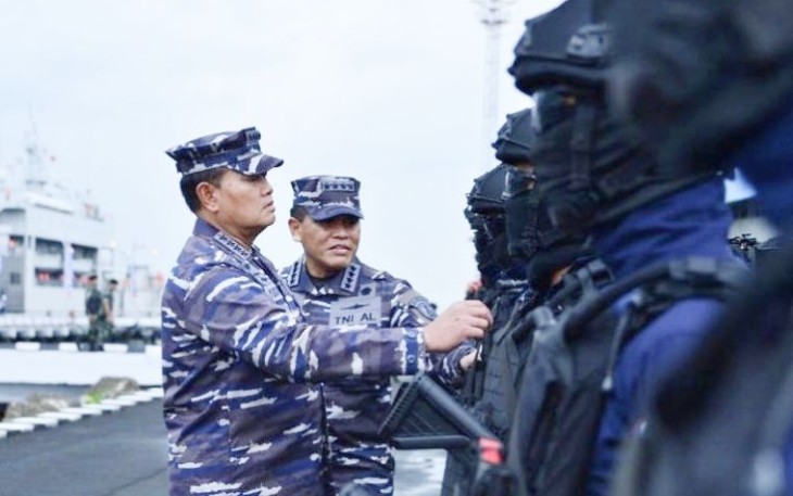 Panglima TNI Laksamana Yudo Margono saat inspeksi pasukan dalam tradisi Admiral Inspection 
