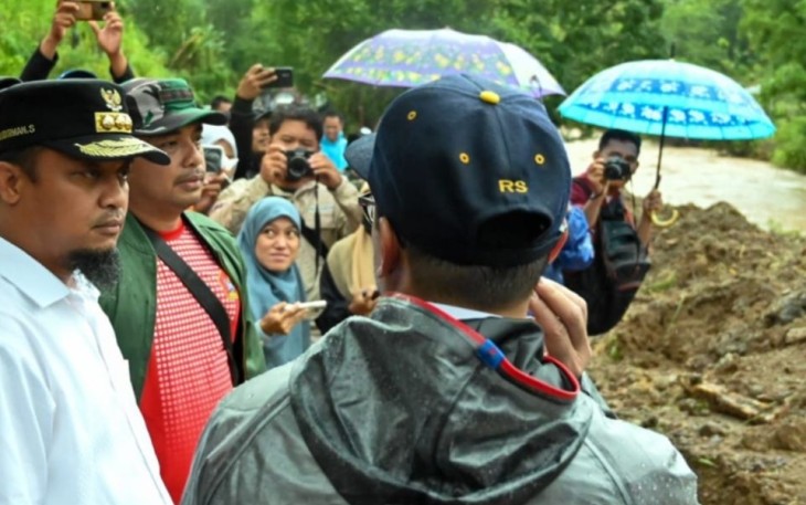 Gubernur Sulsel Andi Sudirman saat meninjau lokasi bencana tanah longsor di desa Romoegading Kabupaten Maros, Kamis (29/12)