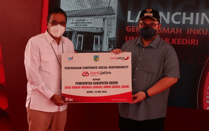 Penyerahan bantuan CSR berupa Pembangunan Gerai Rumah Inkubasi (GARASI) UMKM di Ex. Kantor Korcam Grogol Kabupaten Kediri, Kamis (19/5/2022)