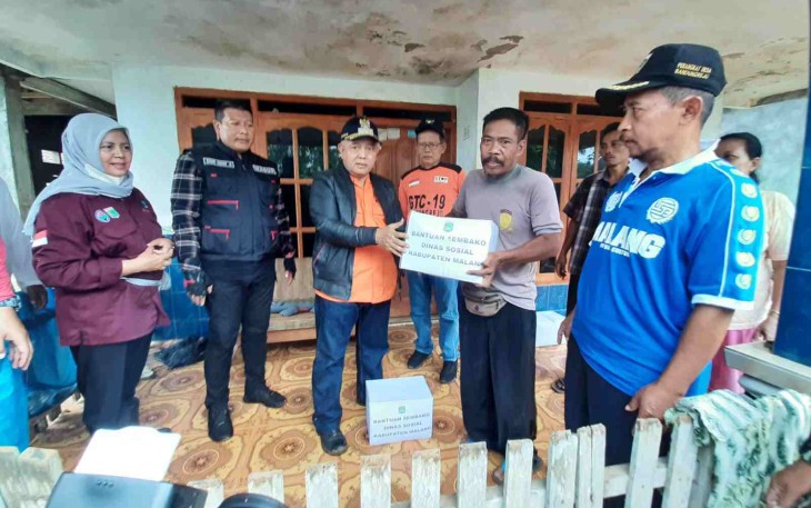 Bupati Malang, H. M Sanusi, saat menyerahkan bantuan, Jumat (21/10/2022) pagi.