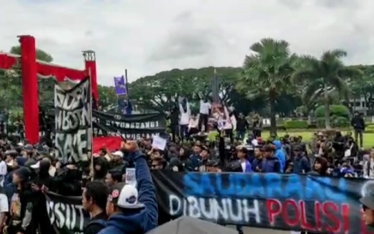 Ratusan Aremania gelar aksi demo, Kamis (27/10/2022).