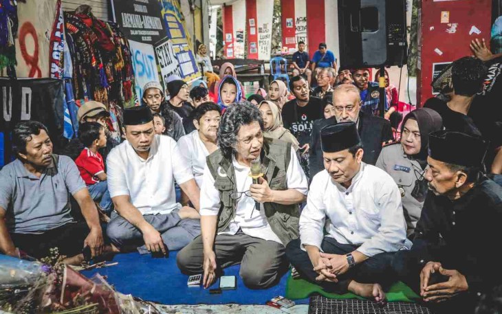 Cak Nun, saat memberikan arahan, di Stadion Kanjuruhan, Kabupaten Malang, Jumat (4/11/2022) sore.