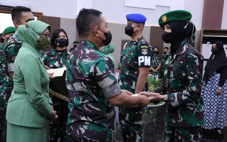 Lima orang prajurit berprestasi saat mendapat penghargaan dari Kasad di Markas Kodam Jaya, Jakarta Senin (14/3/2022).