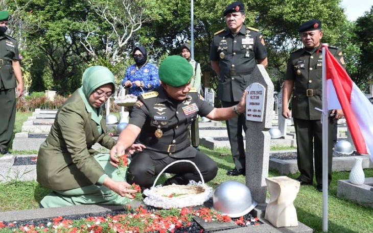 Jenderal Dudung Tabur Bunga di Makam Mantan Kasad