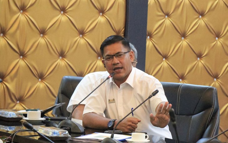 Kadis Perizinan Kabupaten Bintan Indra Hidayat saat dalam rapat.