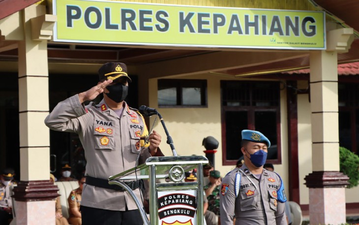 Kapolres Kepahiang AKBP Yana Supriantna, S.I.K, M.Si., saat bertindak selaku Inspektur Upacara.