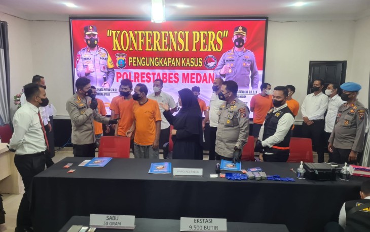 Kapolrestabes Medan Kombes Pol Valentino Alfa Tatareda didampingi Waka Polrestabes Medan, AKBP Yudhi Hery Setiawan dan Wakasat Narkoba, AKP Ainul Yaqin, SH, SIK, MH saat konferensi pers di Mapolrestabes Medan, Senin (592022)