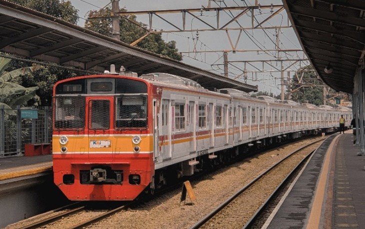 Kereta Rel Listrik (KRL) sebagai moda transportasi umum sehari-hari. (Sumber foto : dokumentasi pribadi)