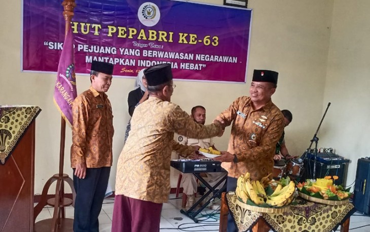 Letkol Cba Purn Mahendro Riyanto menyerahkan potongan tumpeng kepada anggota Pepabri tertua, Pujo (90), saat acara peringatan HUT Pepabri ke-63 di Kantor DPC Pepabri Karanganyar, Senin (12/9/2022).