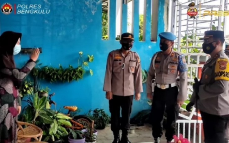 Kapolres saat mendatangi salah satu anggotanya yang sedang isolasi mandiri