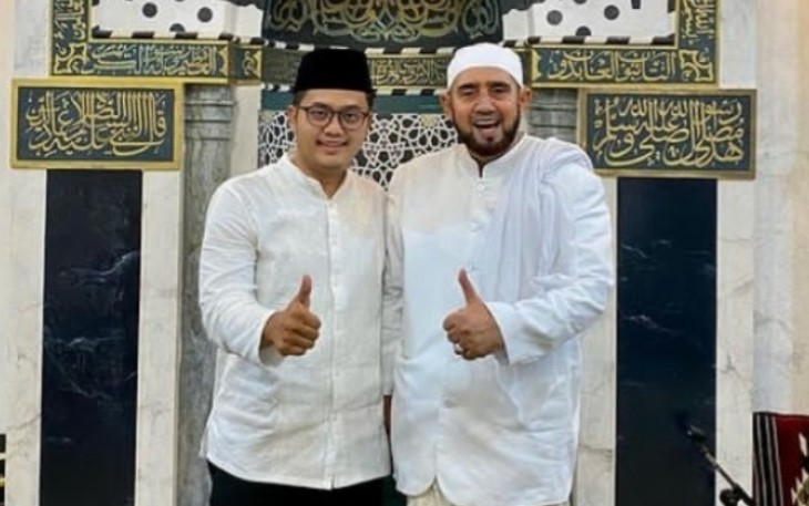 Ilyas Akbar Almadani (kiri) bersama Habib Syech bin Abdul Qadir Assegaff (Foto : instagram @ilyasaalmadani)