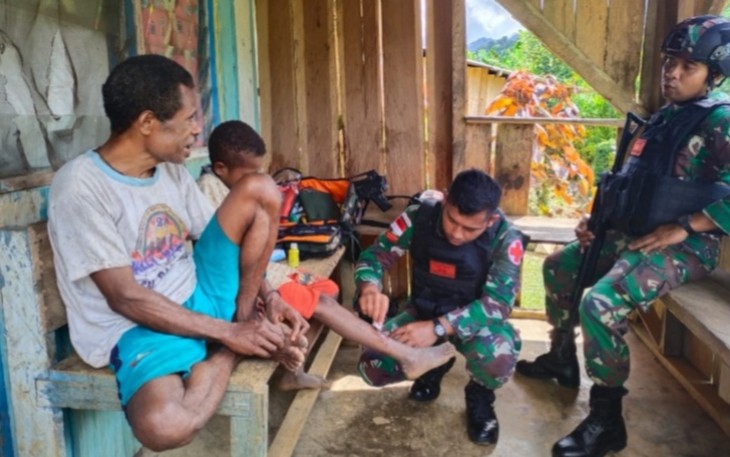 Satgas Yonif 126/KC sàat Laksanakan Pengobatan Door To Door