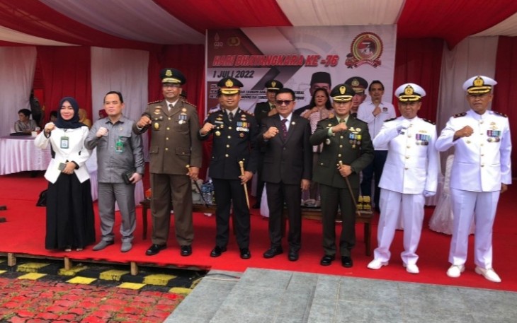 Walikota Bitung Maurits Mantiri (tengah) saat mengikuti kegiatan upacara peringatan HUT Bhayangkara Ke-76