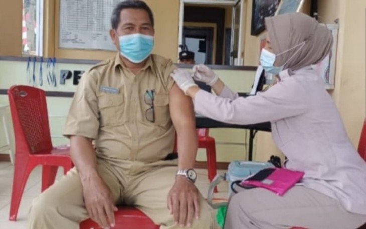 Petugas saat Vaksinasi salah satu warga