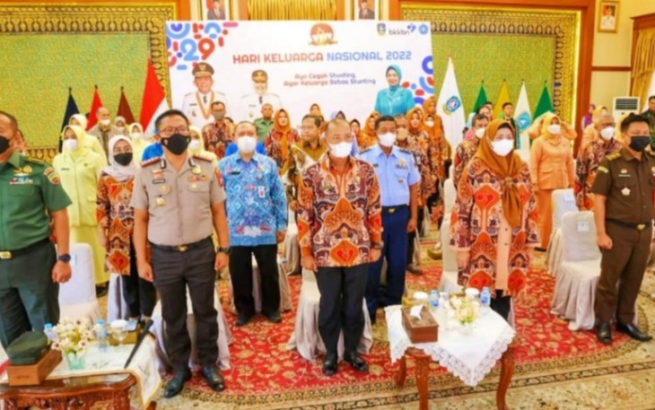 Sekretaris Daerah Provinsi Kepulauan Riau Adi Prihantara bersama Ketua TP-PKK Kepri Hj. Dewi Kumalasari Ansar saat mengikuti Peringatan Puncak Hari Keluarga nasional (Harganas) Ke- 29 Tahun 2022 secara virtual